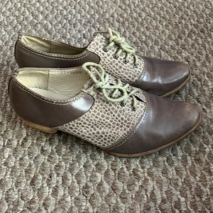 Women’s Two-Tone Brown Leather Oxford Flats